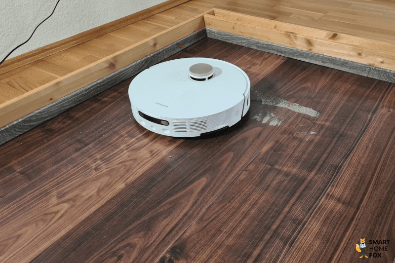 Dreame L20 Ultra убирает песок на ламинате во время теста.